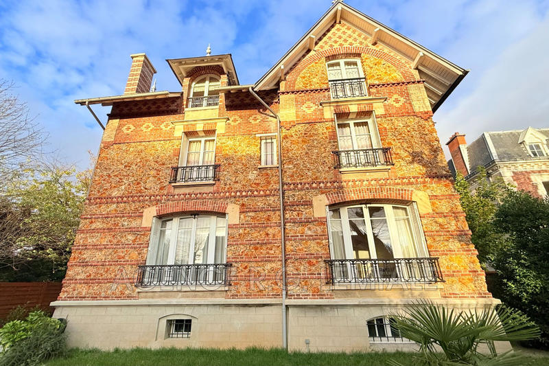 Maison - 210 m² - 8 pièces