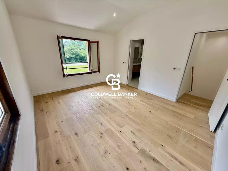 Maison - 220 m² - 7 pièces