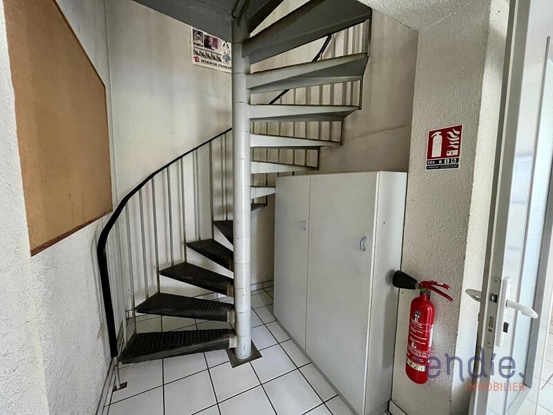 Entrepôt - 529 m² - 7 pièces