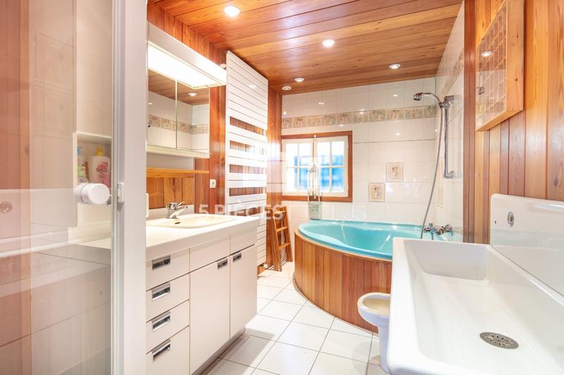 Maison - 220 m² - 6 pièces