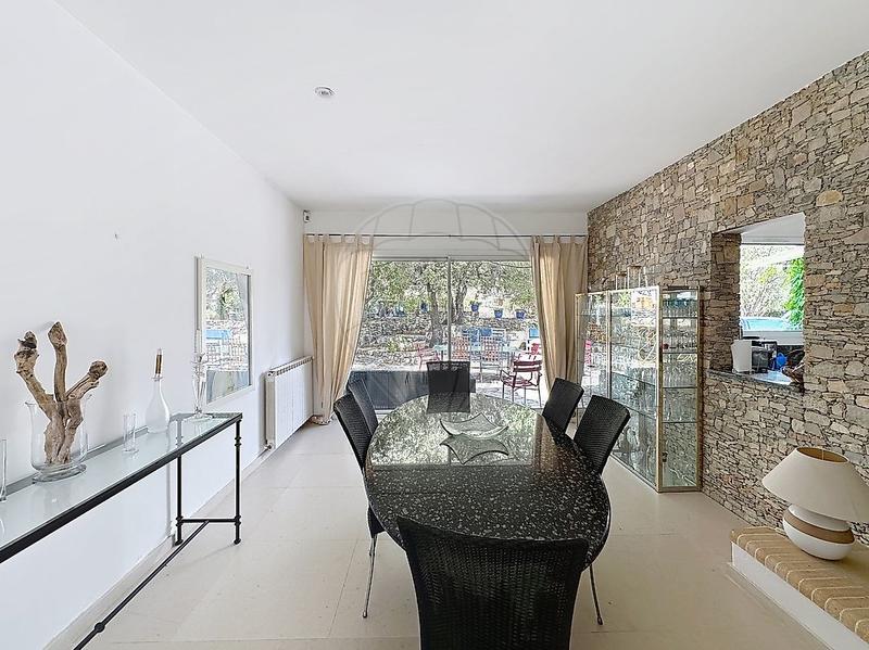 Propriété - 333 m² - 9 pièces