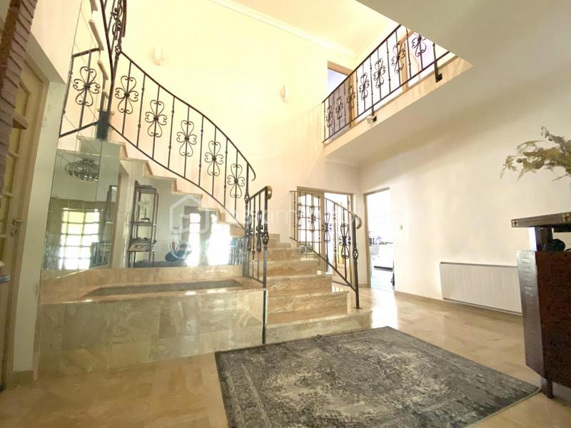 Propriété - 330 m² - 9 pièces