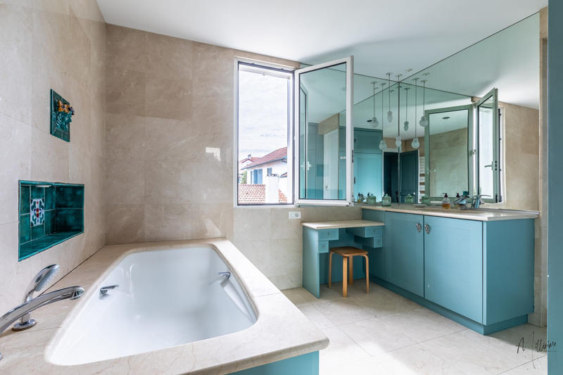 Maison - 289 m² - 10 pièces