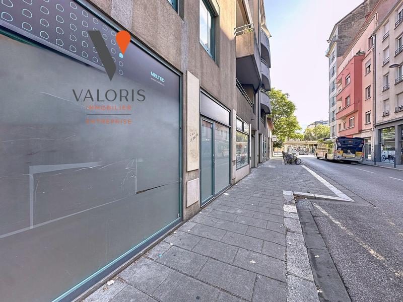 Local commercial - 150 m² - 5 pièces