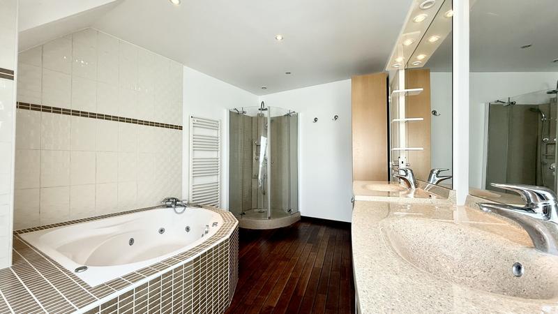 Maison - 244 m² - 6 pièces