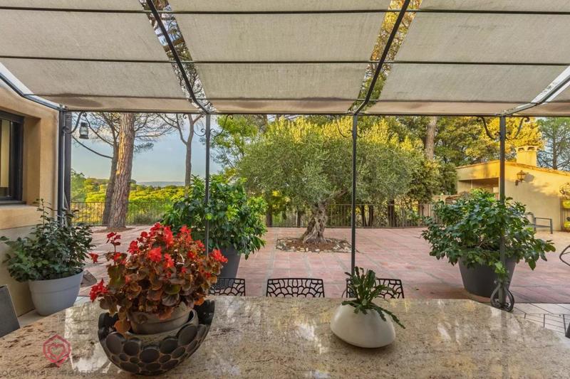 Propriété - 318 m² - 7 pièces