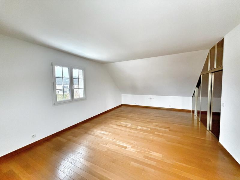 Maison - 239 m² - 8 pièces