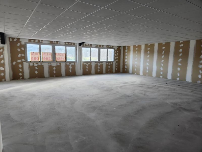 Local d'activités - 330 m² - 4 pièces