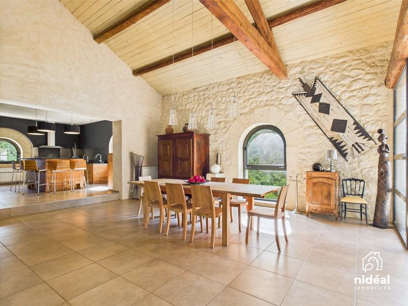 Mas - 350 m² - 13 pièces