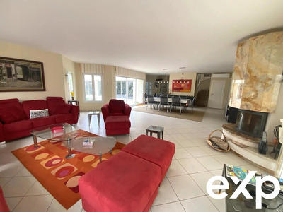 Maison - 240 m² - 6 pièces