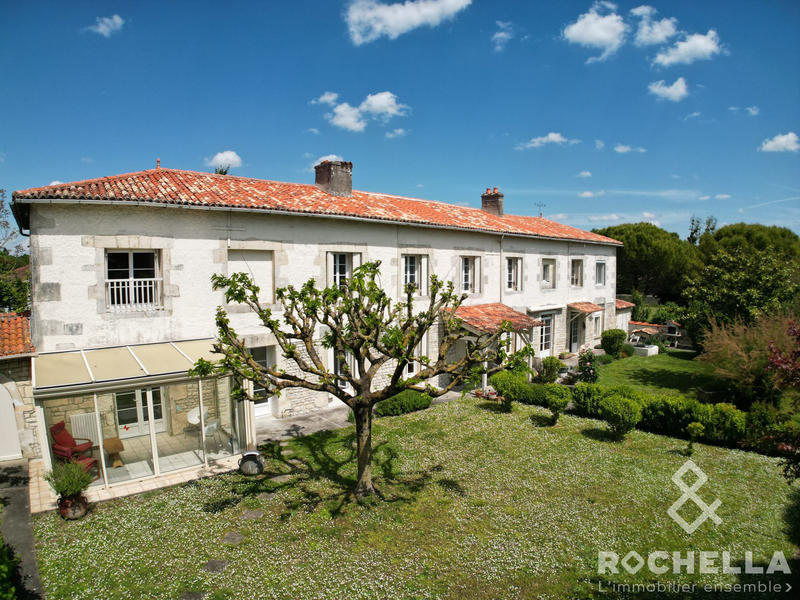 Maison ancienne - 305 m² - 11 pièces