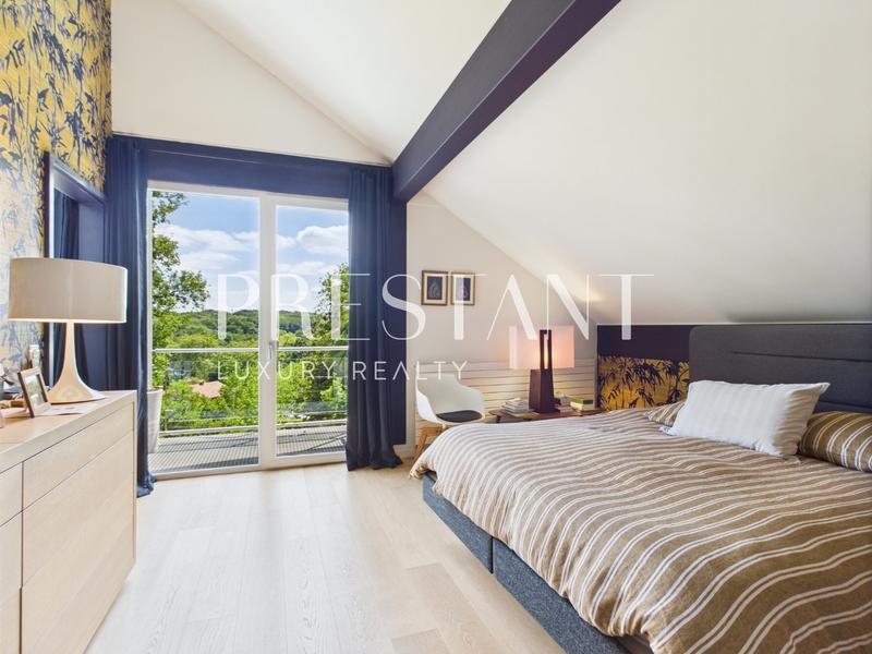 Maison - 337 m² - 8 pièces