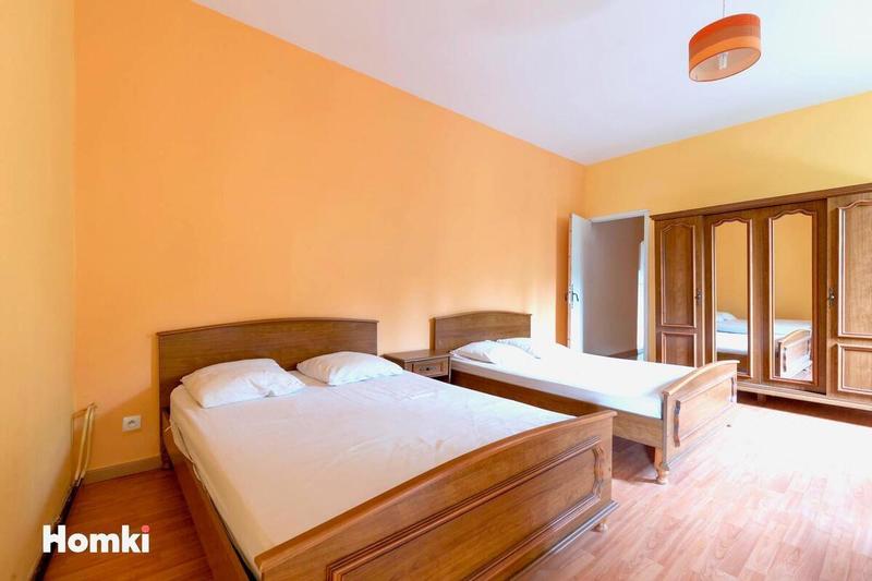 Maison - 1 800 m² - 31 pièces