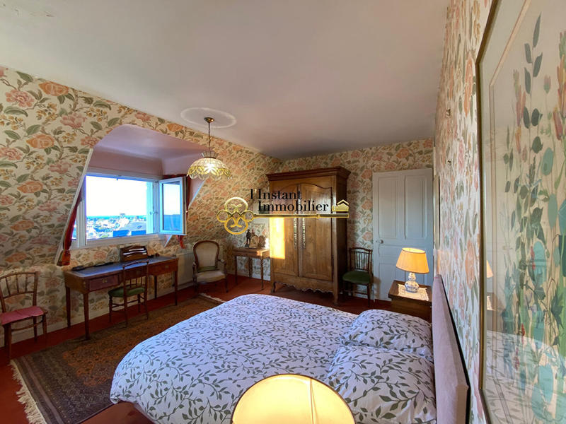 Maison - 201 m² - 7 pièces