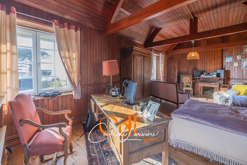 Maison - 240 m² - 8 pièces