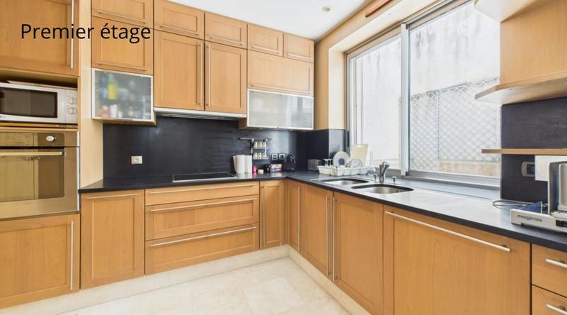 Maison - 300 m² - 11 pièces