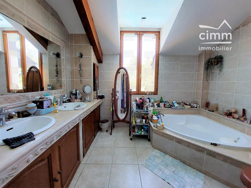 Maison - 215 m² - 7 pièces