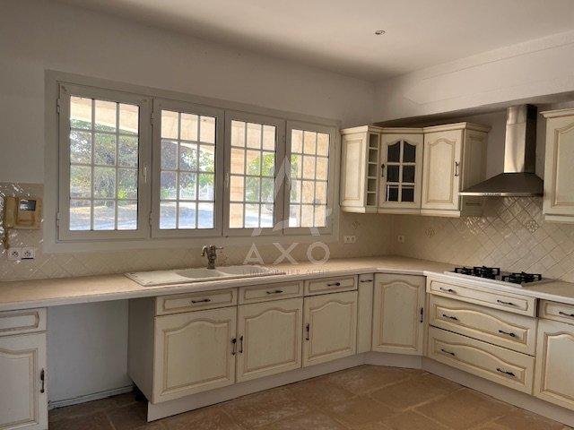 Maison - 250 m² - 6 pièces