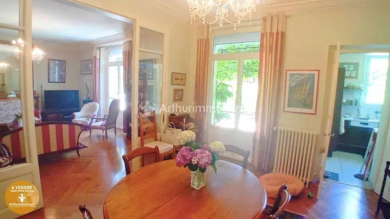 Maison - 202 m² - 7 pièces