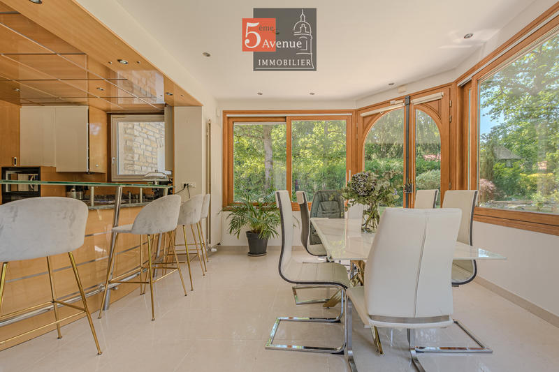 Maison - 400 m² - 12 pièces