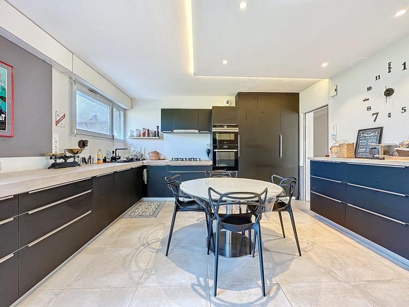 Maison - 220 m² - 9 pièces