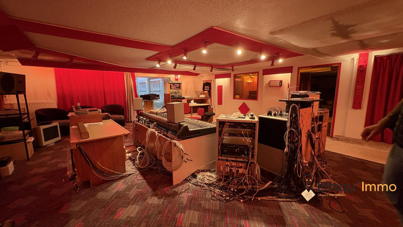 Maison - 385 m² - 9 pièces