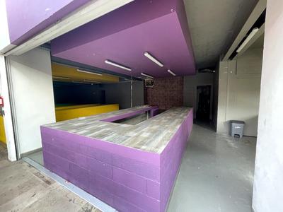 Local commercial - 616 m²