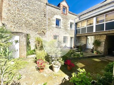 Maison - 228 m² - 8 pièces