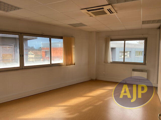 Local d'activité / Entrepôt - 173 m² - 7 pièces