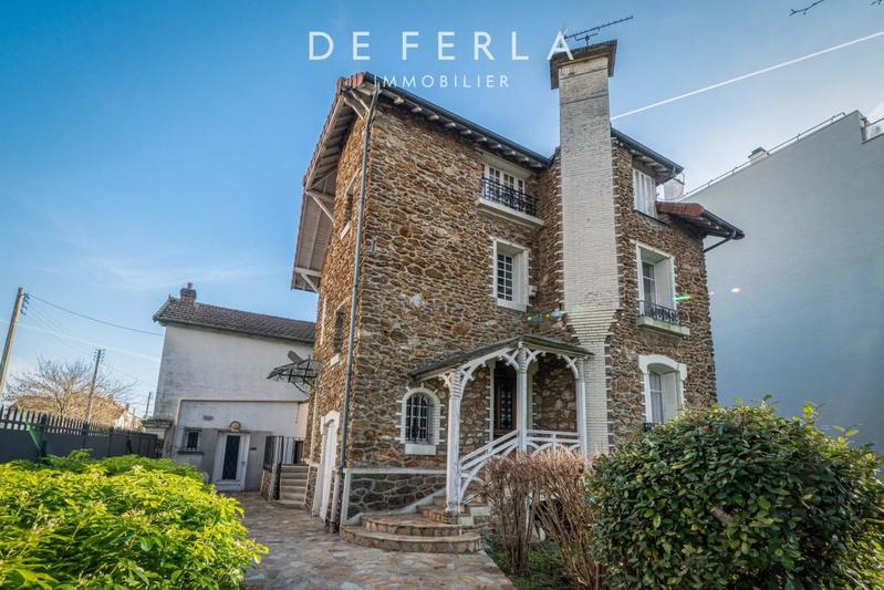 Maison - 200 m² - 8 pièces