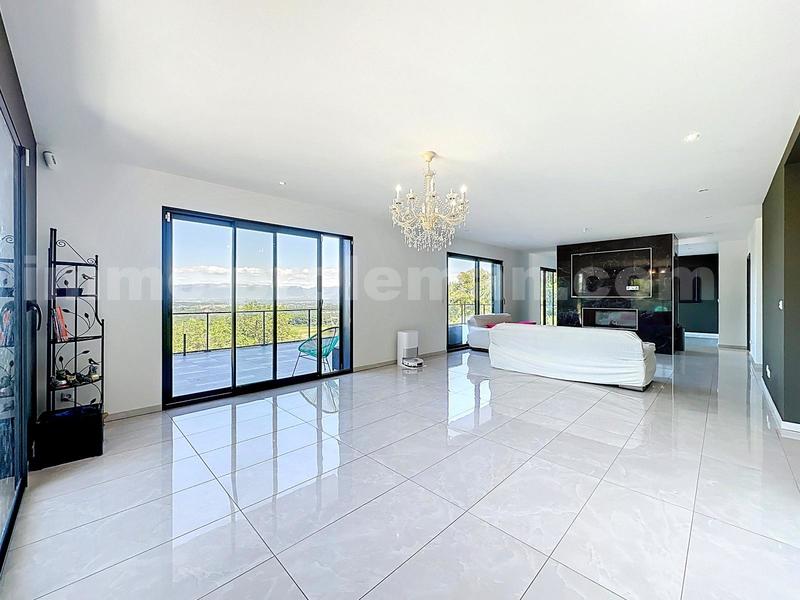 Maison - 280 m² - 8 pièces