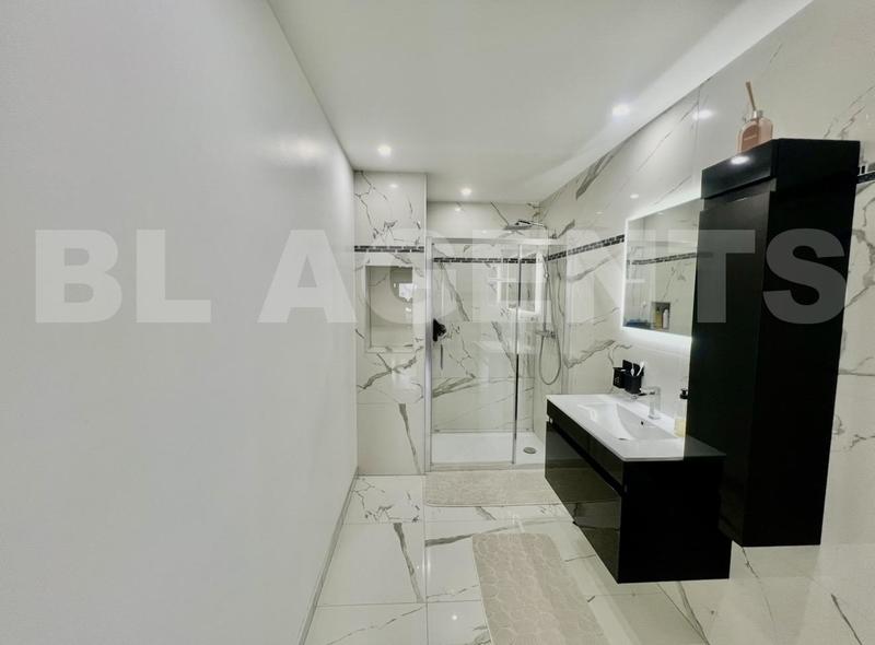 Maison - 221 m² - 7 pièces