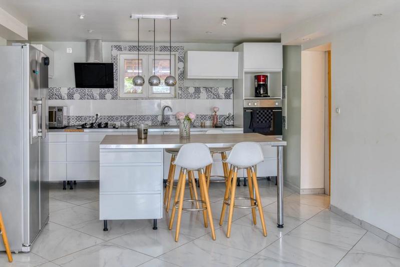 Maison - 182 m² - 9 pièces