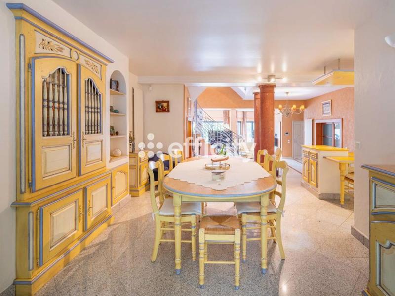 Pavillon - 327 m² - 6 pièces