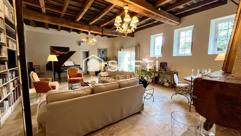 Maison - 296 m² - 9 pièces