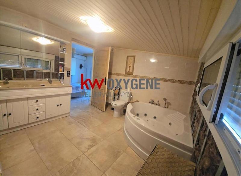 Maison - 215 m² - 9 pièces