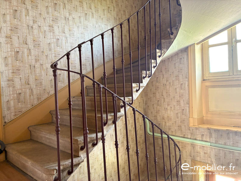 Maison - 220 m² - 8 pièces