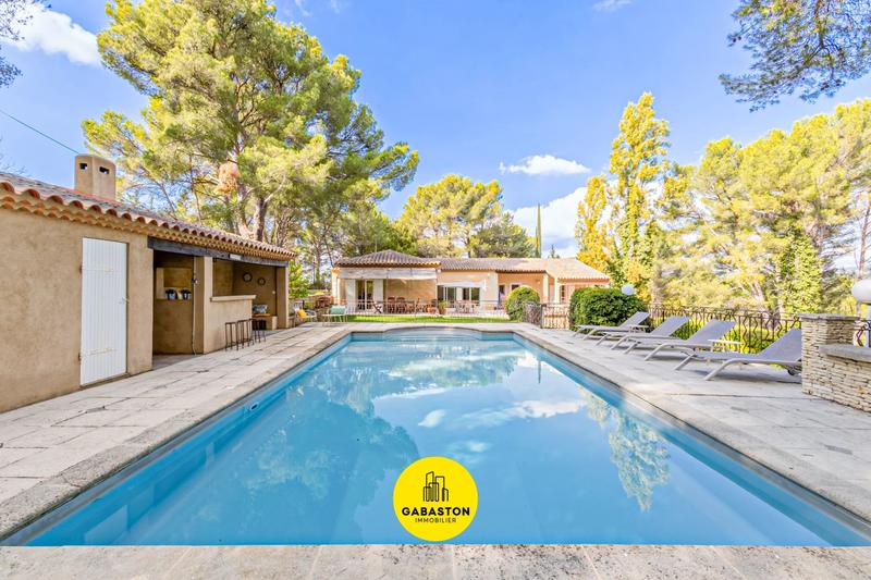 Propriété - 252 m² - 7 pièces