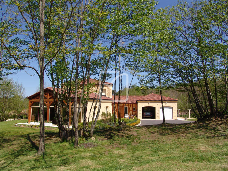 Maison - 260 m² - 15 pièces