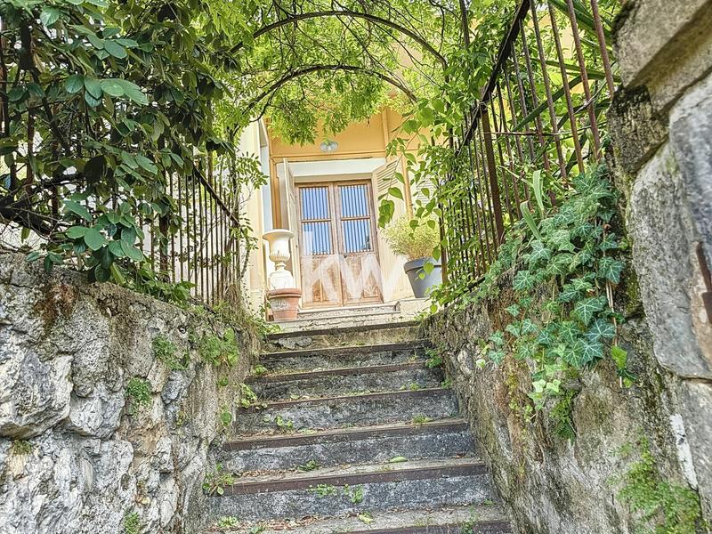 Maison - 250 m² - 10 pièces