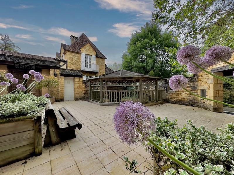 Maison - 1 700 m² - 45 pièces