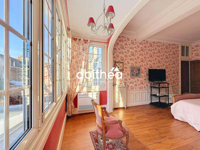 Maison - 370 m² - 12 pièces