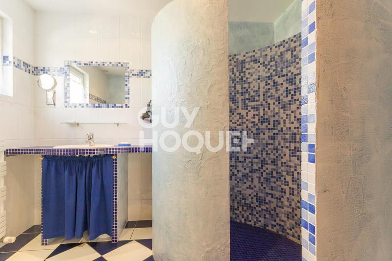 Maison - 220 m² - 8 pièces