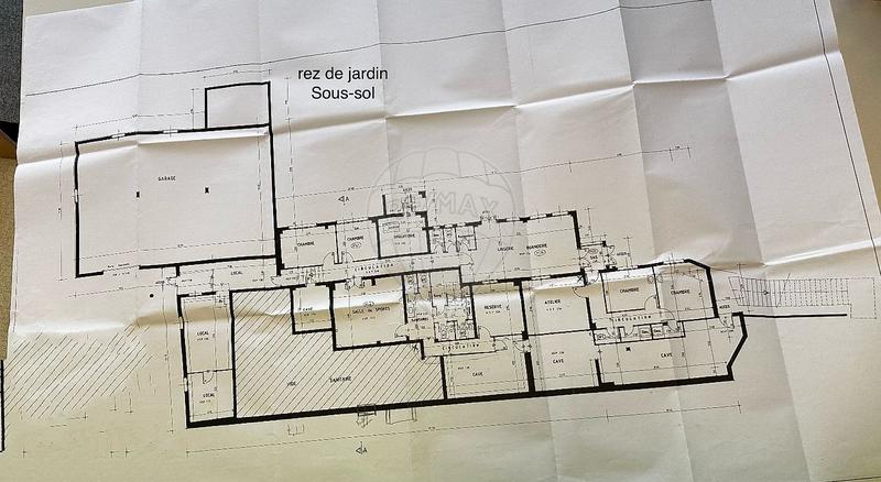 Appartement - 1 800 m² - 25 pièces
