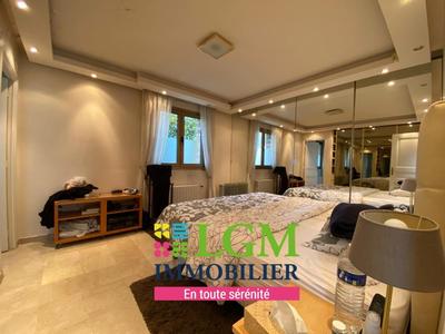 Maison - 230 m² - 6 pièces