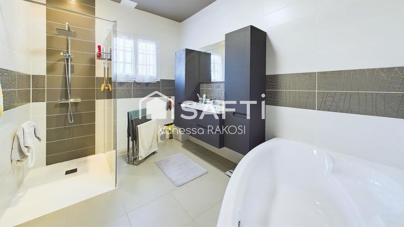 Maison - 360 m² - 8 pièces