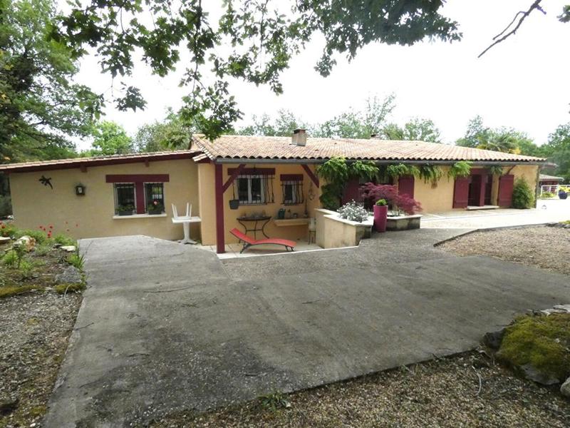 Maison - 260 m² - 9 pièces