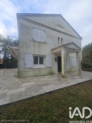 Maison - 246 m² - 9 pièces