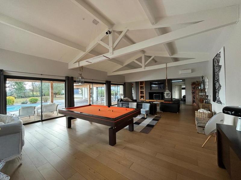 Maison - 280 m² - 6 pièces