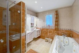 Maison - 210 m² - 10 pièces